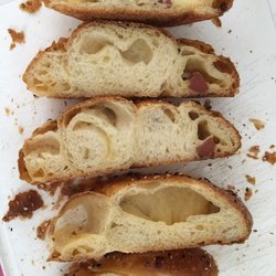 Simit &Co - Blätterteig-Brötchen mit Sucuk/Käse. Brötchen war trocken und mit wenig (rechts) Inhalt.