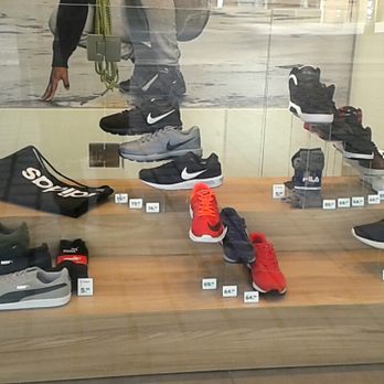 Deichmann - Schuhe im Schaufenster - Shoe Stores Near Me - Dusseldorf, NW