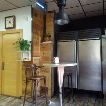 Cerveceria London - Mesita en el interior. - Pubs Near Me - Zaragoza, Z Cerveceria London - Mesita en el interior. - Pubs Near Me - Zaragoza, Z
