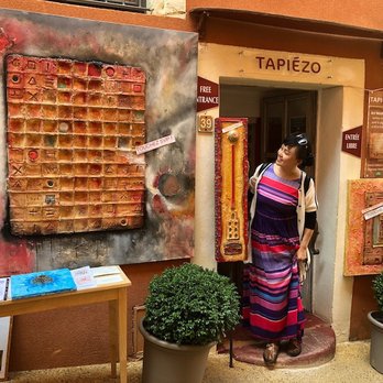 Tapiézo - Entrée de la galerie 39 rue Richard Casteau à Roussillon - Art Galleries Near Me - Roussillon, 84
