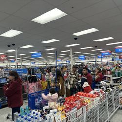 Ross Dress for Less - Line waiting to pay