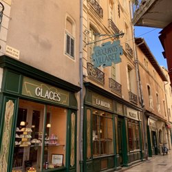 Croquants Villaret - Lovely exterior of this bakery / cafe. Our map (GPS) showed the business' name as Maison Villaret (wonder if it is same business).