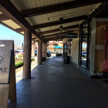 Ariat - Entrance - Women's Clothing Near Me - Fresno, California