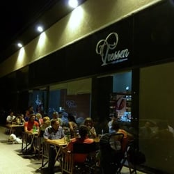 Tressen - Frente en verano con mesas afuera