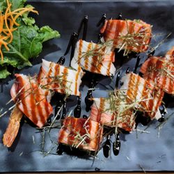 America Dream Roll
-Tempura shrimp, seaweed salad and crunch inside. Topped with crab sticks and eel sauce.
