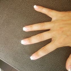 Ever Look - Pose de faux ongles, french et deux roses 52 euros.