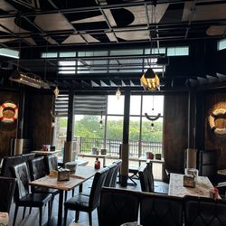 Hook & Reel Cajun Seafood & Bar - Dining area
