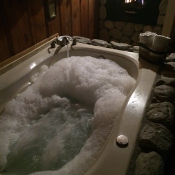 Sleepy Forest Cottages - #16 awesome tub next to the fire place . - Big Bear Lake, CA