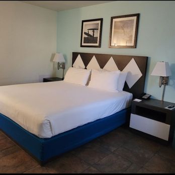 Kings Inn San Diego - Bedroom - San Diego, CA
