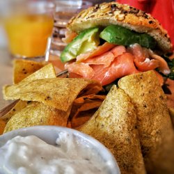 María Antonieta - Bagel de salmon, palta y rucula, con nachos y crema agria