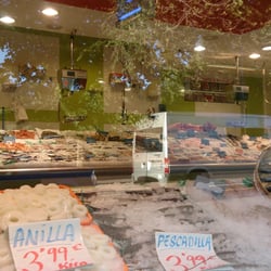 Gran variedad de pescados y mariscos frescos y congelados
