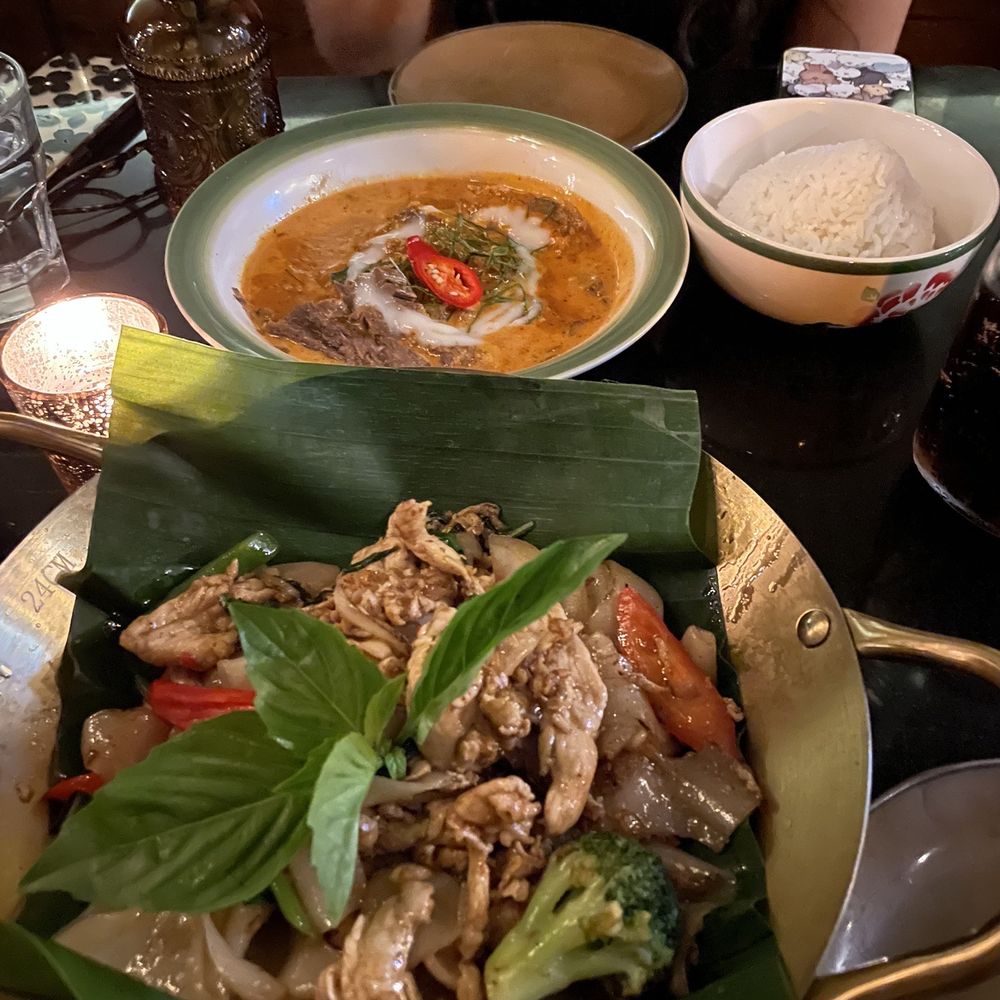 Valla Table - Pad Kee Mao - Thai Near Me - New York, New York Valla Table - Pad Kee Mao - Thai Near Me - New York, New York