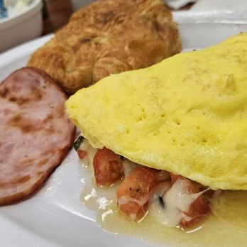 Cafe On Trade - Tomato Basil Omelet - Salad Near Me - Greer, South Carolina Cafe On Trade - Tomato Basil Omelet - Salad Near Me - Greer, South Carolina