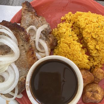 Carmela's Corner - Chuletas, arroz amarillo, habichuelas negras y maduros. (Pork chops, yellow rice, black beans and sweet plantains.) - Caribbean Near Me - Spring Hill, Florida