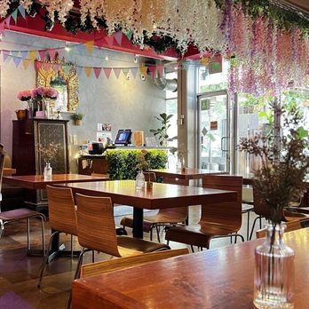 Pink Pepper - Inside seating - Thai Near Me - Los Angeles, California