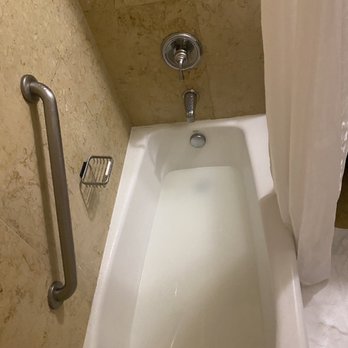 Hotel del Coronado, Curio Collection by Hilton - Both my wife and I showered around 2:00 pm and returning to the room at 11:00 pm our tube looked like this..... disgusting. - Coronado, CA