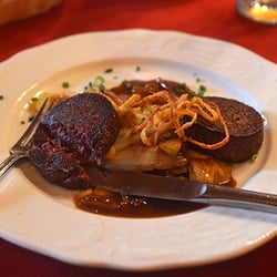 Gasthaus und Metzgerei Sebastian Limm - Limm | gebackene Blutwurst auf Chicorée mit Äpfeln und Zwiebeln