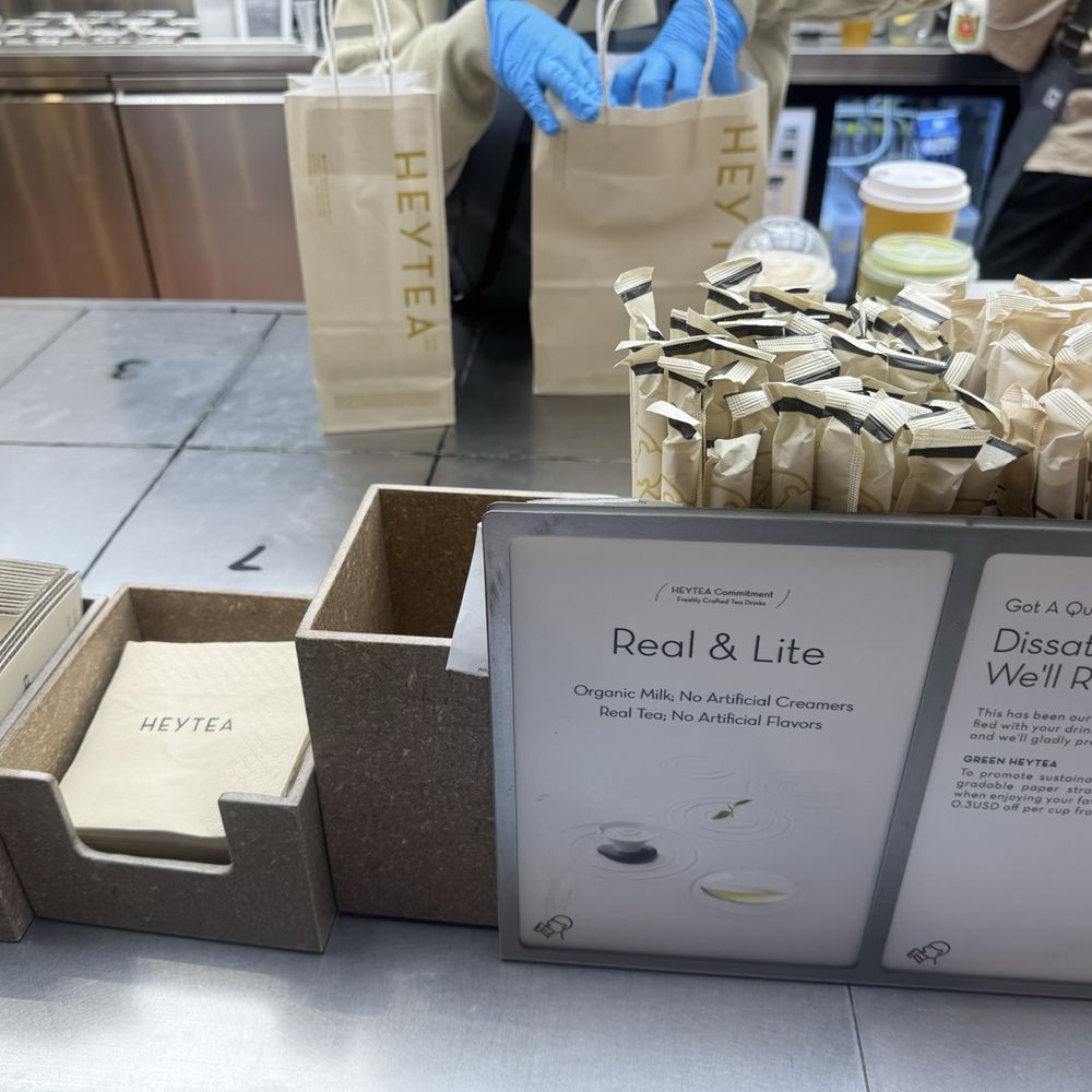 Hey Tea pick up counter Hey Tea pick up counter
