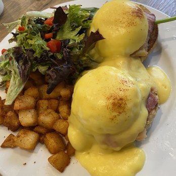 Aloha Kitchen - Salmon eggs Benedict - Breakfast & Brunch Near Me - Honolulu, Hawaii