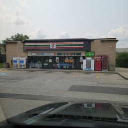 Exterior photo of 7-Eleven - Des Plaines, Illinois Exterior photo of 7-Eleven - Des Plaines, Illinois