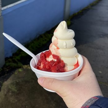Custard King - Vanilla custard with strawberries - Ice Cream & Frozen Yogurt Near Me - Astoria, Oregon Custard King - Vanilla custard with strawberries - Ice Cream & Frozen Yogurt Near Me - Astoria, Oregon