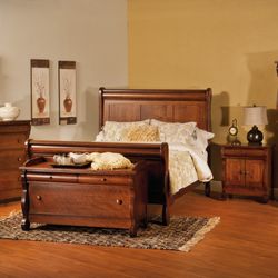 Gigglin' Pig - Old Classic Sleigh Bedroom
