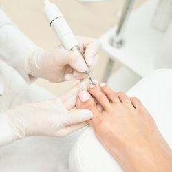 Fellini Nail Studio - Pedicure gel removal