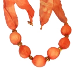 Erikas-Wels.de - Orangene Kette aus Seide gearbeitet und mit Perlen versehen