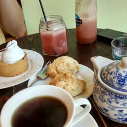 Fusión - Té + jugo de kiwi y frutilla + 2 scons de queso + lemon pie = $157