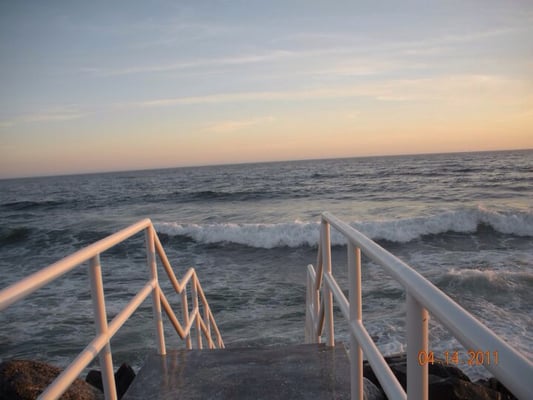 Broad Beach Rd by null