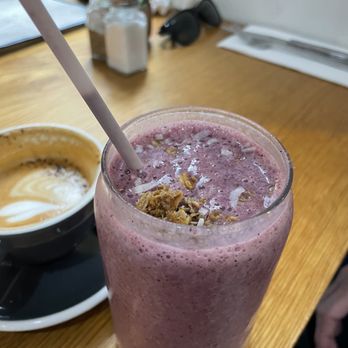 Hole In The Wall - FiDi - Brekkie Smoothie $12 - Breakfast & Brunch Near Me - New York, New York