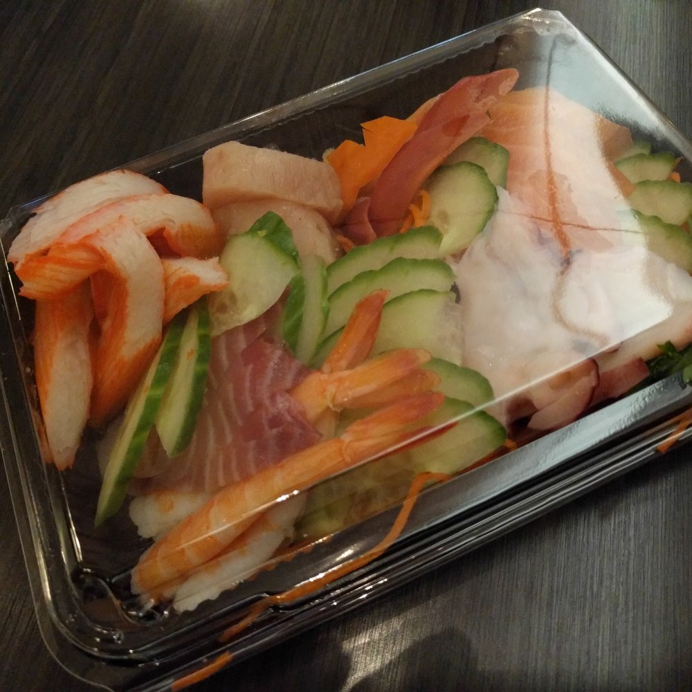 Sashimi served in a plastic box...?!!! For dine in?!!! Sashimi served in a plastic box...?!!! For dine in?!!!