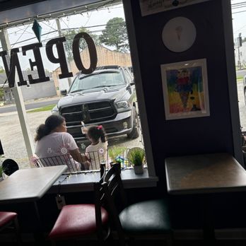 Sommer Freeze - Care to take a seat - Ice Cream & Frozen Yogurt Near Me - Hampton, Virginia