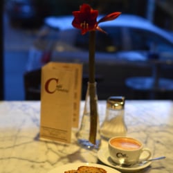 Cafe Crumble - Cafe Crumble | Cappu & Eierlikörkuchen & Amaryllis