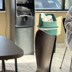 Super 8 by Wyndham S Jordan/Sandy/Slc Area - Over run trash can