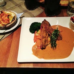 Liten Krog - Renytterfilé med lingon, syltade kantareller, sauterade rotgrönsaker, enbärssås och potatisgratäng med Västerbottenost. Magiskt!