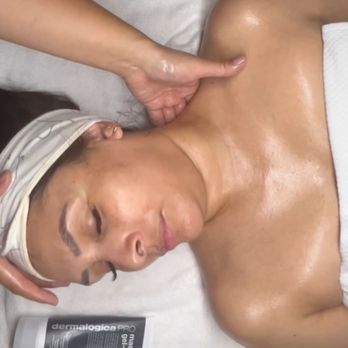Skyn Club - Lymphatic drainage massage can reduce toxins which will lead to a better blood flow and de-bloat our faces. this also reduces stress. - Medical Spas Near Me - Thousand Oaks, California Skyn Club - Lymphatic drainage massage can reduce toxins which will lead to a better blood flow and de-bloat our faces. this also reduces stress. - Medical Spas Near Me - Thousand Oaks, California