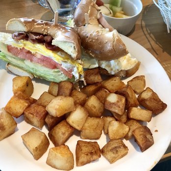 Delitheque - Bagel œuf, tomate, bacon et patates - Delis Near Me - Montreal, Quebec Delitheque - Bagel œuf, tomate, bacon et patates - Delis Near Me - Montreal, Quebec