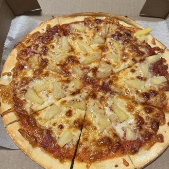Singas Famous Pizza - Plain w/ pineapple topping - Pizza Near Me - Jersey City, New Jersey Singas Famous Pizza - Plain w/ pineapple topping - Pizza Near Me - Jersey City, New Jersey
