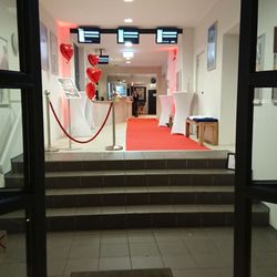 OHO Kinocenter - Eingangsbereich mit roten Teppich
