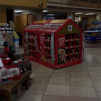 Raley's - Holiday display for spices - Grocery Near Me - Fremont, California