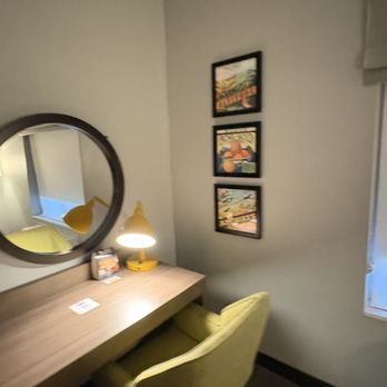 Hampton Inn Riverside Downtown - Study and work desk in king room - Hotels Near Me - Riverside, California