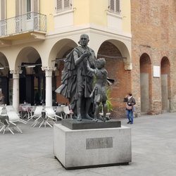Piazza Stradivari - Stradivari Statue