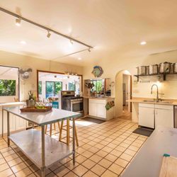 Hale Akua Garden Farm & Eco-Retreat Center - Community Kitchen