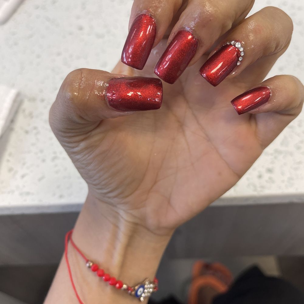 Acrylic set w red chrome and rhinestones