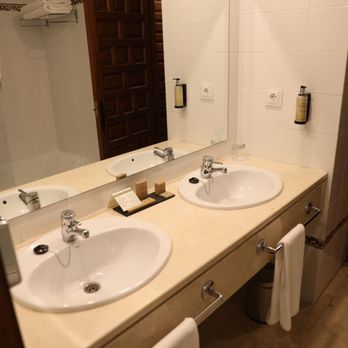 Parador de Cuenca - Dual sinks - Hotels Near Me - Cuenca, CU