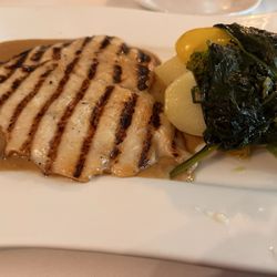 Trattoria Toscana - Mittagstisch: Pollo gegrillt | Pfeffersoße| Tagesgemüse | Oliven&Foccacia vorweg |Suppe oder Salat| Digestiv oder Espresso | 11.90€