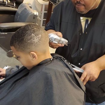 Fade'm Up - Reggie Reg, doing his thing. Man, This brother is not to be slept on. Pictures don't lie. - Barbers Near Me - Herndon, Virginia