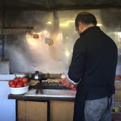La Esquina de los Tacos - El dueño atendiendo a sus clientes con cositas ricas preparadas por él!