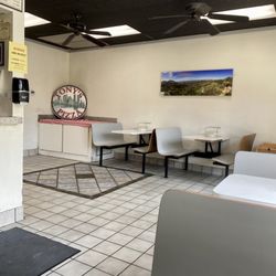 Tony's New York Pizza - Inside tables